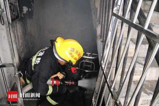 电动车违规充电引发火灾 消防员救出7名被困群众