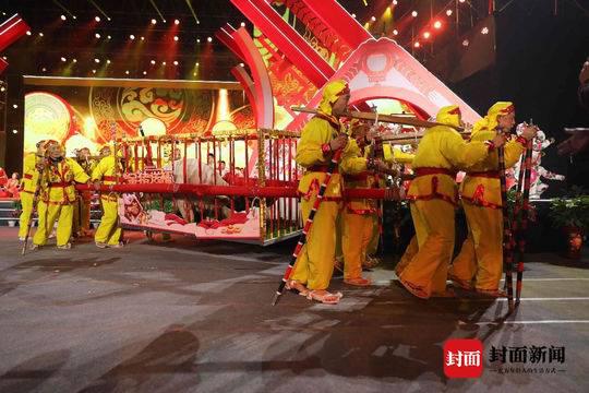 16位抬工抬出1881斤“金猪王”