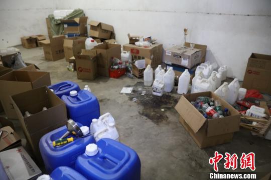 图为:假劣洋酒的调配车间。台州公安供图