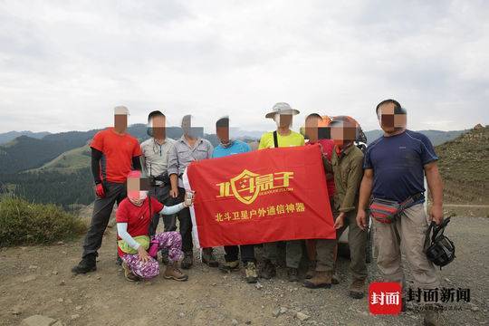 遇难女驴友(前排蹲着)