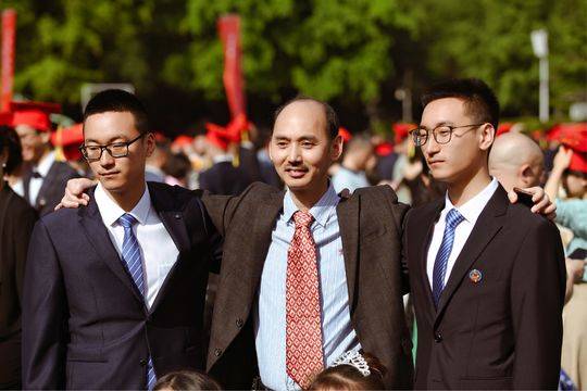 张家杰(左一)与张家豪(左三),和班主任彭老师在一起