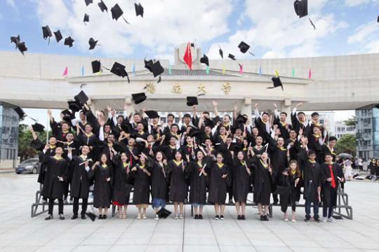 海南大学机电工程学院毕业生拍摄学士服照片。海南大学 江丽雅供图