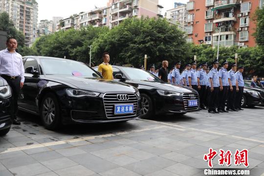 图为涉案车辆返还仪式现场。警方供图