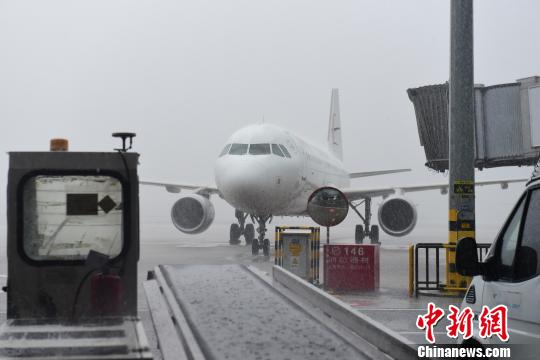 成都机场22日遭遇雷暴天气。 钟欣 摄