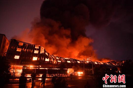 图为火灾现场 刘冉阳 摄
