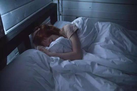 由于工作性质而不得不牺牲睡眠的人,也在透支自己的健康。| 图片来源:pexels