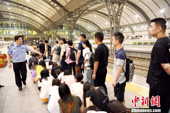 图为,抓捕现场 唐时杰 摄