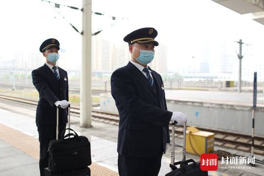 首发司机兰冬(左)、谢海(右)