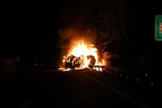 一辆载有约30吨干辣椒的挂车，在高速公路上突发火灾，所幸无人员伤亡