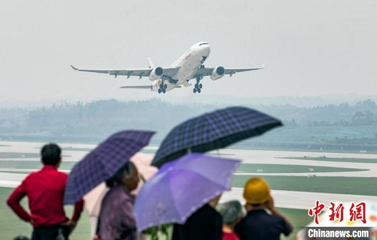 国航锦礼号彩绘飞机从成都天府国际机场起飞。　国航 供图