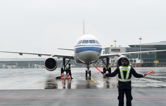 国航转场飞机抵达天府机场。国航西南分公司供图