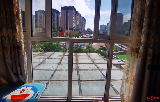 ▲曾先生家客厅外,就是违建的玻璃屋面