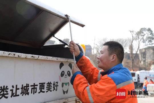除夕,工作日。36岁的冯双成在岗位中度过自己的大假第一天。