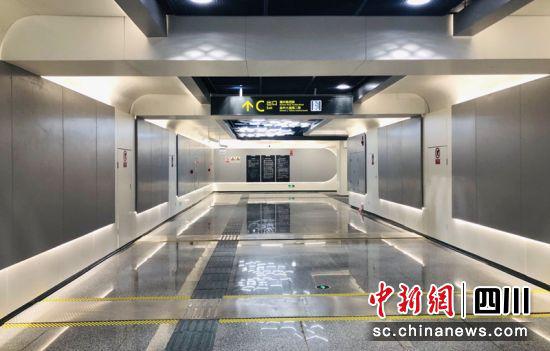 成都轨道交通6号线三期天府商务区站出入口通道。