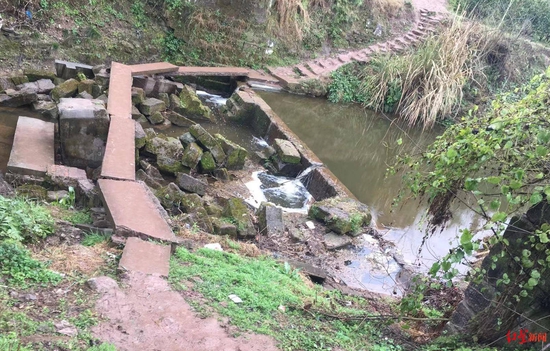 雨天,“臨時(shí)橋”有些濕滑