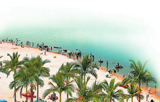 　被称为“小三亚”的西昌邛海金粼沙滩。