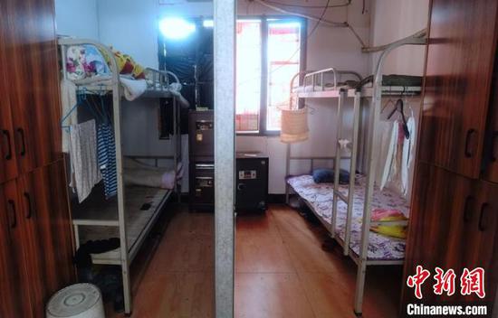 川佛油气站办公区域违规分隔，放置高低床作为员工休息室。　刘忠俊 摄