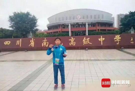 卢为在南高校门前合影 南高供稿