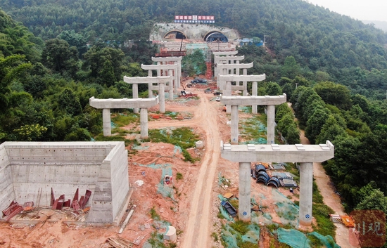 远瞰天邛高速梨花山2号隧道。