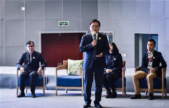 ▲课题组成员李睿老师讲述高中阶段“项目式”研究理念及推行