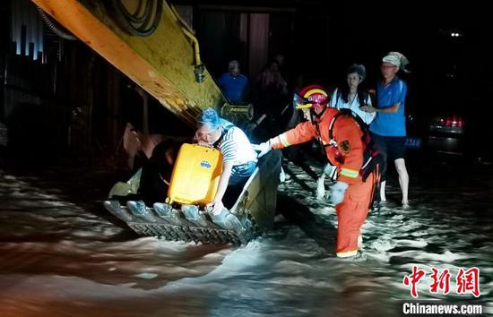 消防救援人员通过挖掘机转移营救被困人员。凉山消防提供