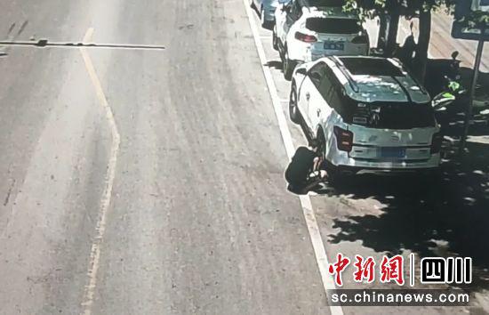 監控拍下的交通違法現場(富順交警 供圖)