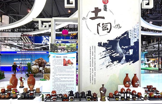 荣县陶器在西博会展出 供图 一澄工作室