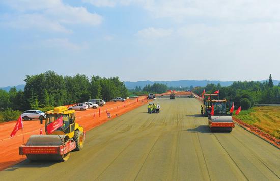 ▲成都三绕西段进入路面铺装阶段。