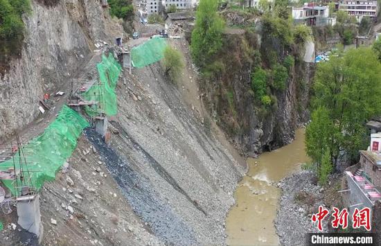 弃土随坡入河，造成植被破坏、阻塞河道。四川省生态环境厅供图　四川省生态环境厅供图