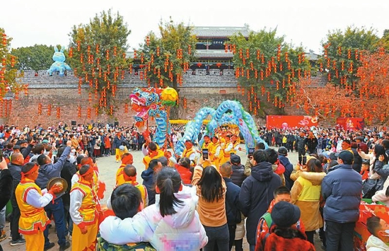 　　建昌古城的舞龙表演。