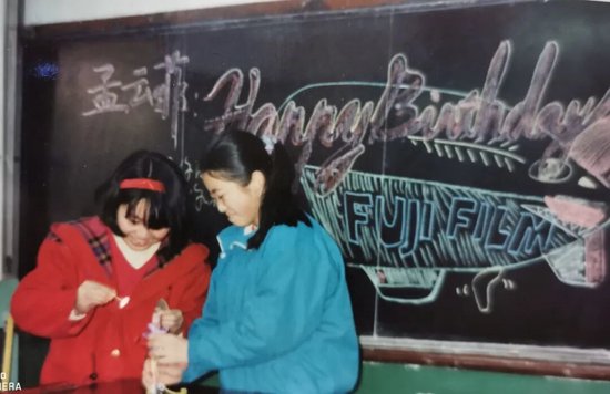班长陈峥为孟云菲点燃生日蜡烛