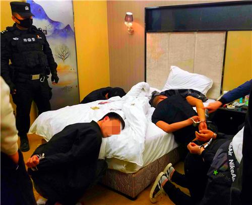 警方現場抓獲犯罪嫌疑人