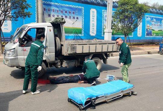 急救醫護人員現場搶救