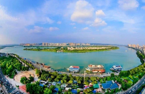 江水环抱的四川广安市。