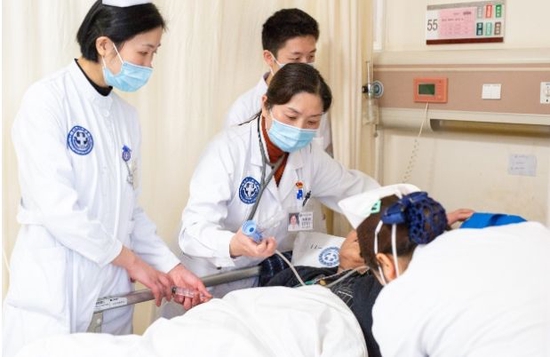 简阳市人民医院呼吸内科副主任、主任医师徐翠容（中）正在照顾慢阻肺患者。王松平 摄