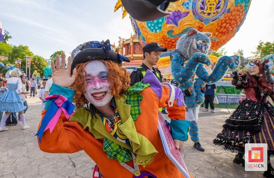 爱丽丝奇幻之旅巡游 记者 叶卫东 摄
