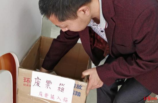 ↑小吴误丢彩票的废票箱