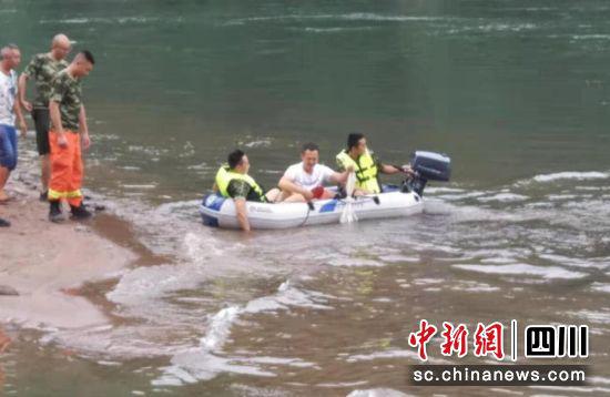 受困者被成功营救(荥经警方 供图)