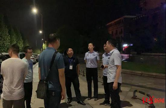 环保部门等深夜展开突击检查
