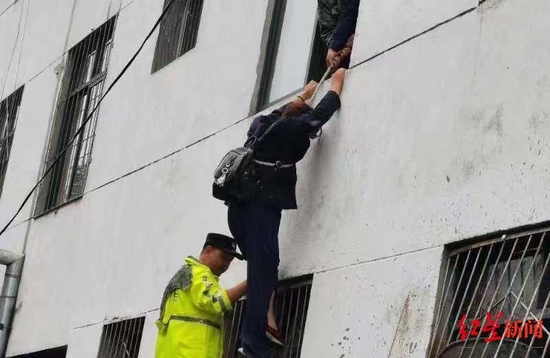 ↑民警救援被困群眾