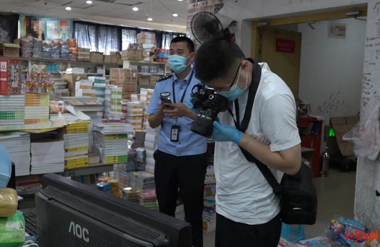 ↑民警固定銷售盜版書籍的證據(jù)