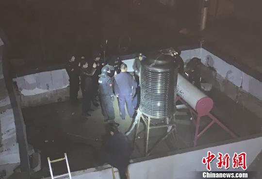 图为消防人员协助民警抓捕纵火男子。 雒鹏 摄