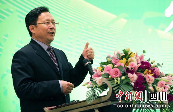 雅安市委副書(shū)記、市長(zhǎng)鄒瑾主持簽約儀式(鐘欣 攝)