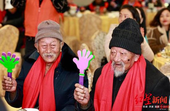 魏大鵬(左)和魏大福(拍攝于魏大鵬104歲生日宴)