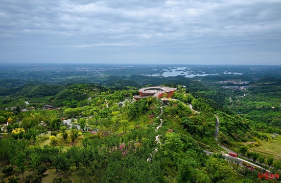 ▲龙泉山城市森林公园 王效 摄