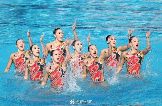 中国花样游泳队在达佩斯比赛（图据新华网）