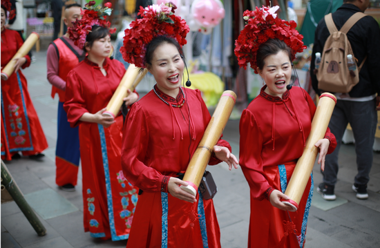 超10万人涌入！“簪花热”太上头了！揭秘→