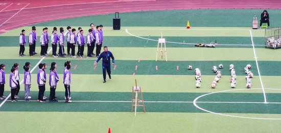 成都东部新区养马小学校 贺冬 体育与劳动《脚背外侧运球》