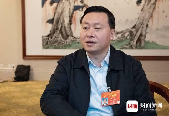 全国人大代表、乐山市长张彤。
