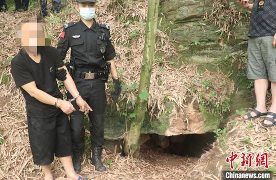 指認作案現場。自貢警方 供圖